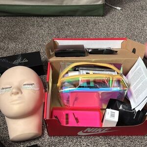 Complete lash set up this has it ALL!!